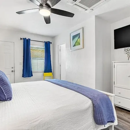 Park Shore Suite 7! Steps To Madeira Beach Access!